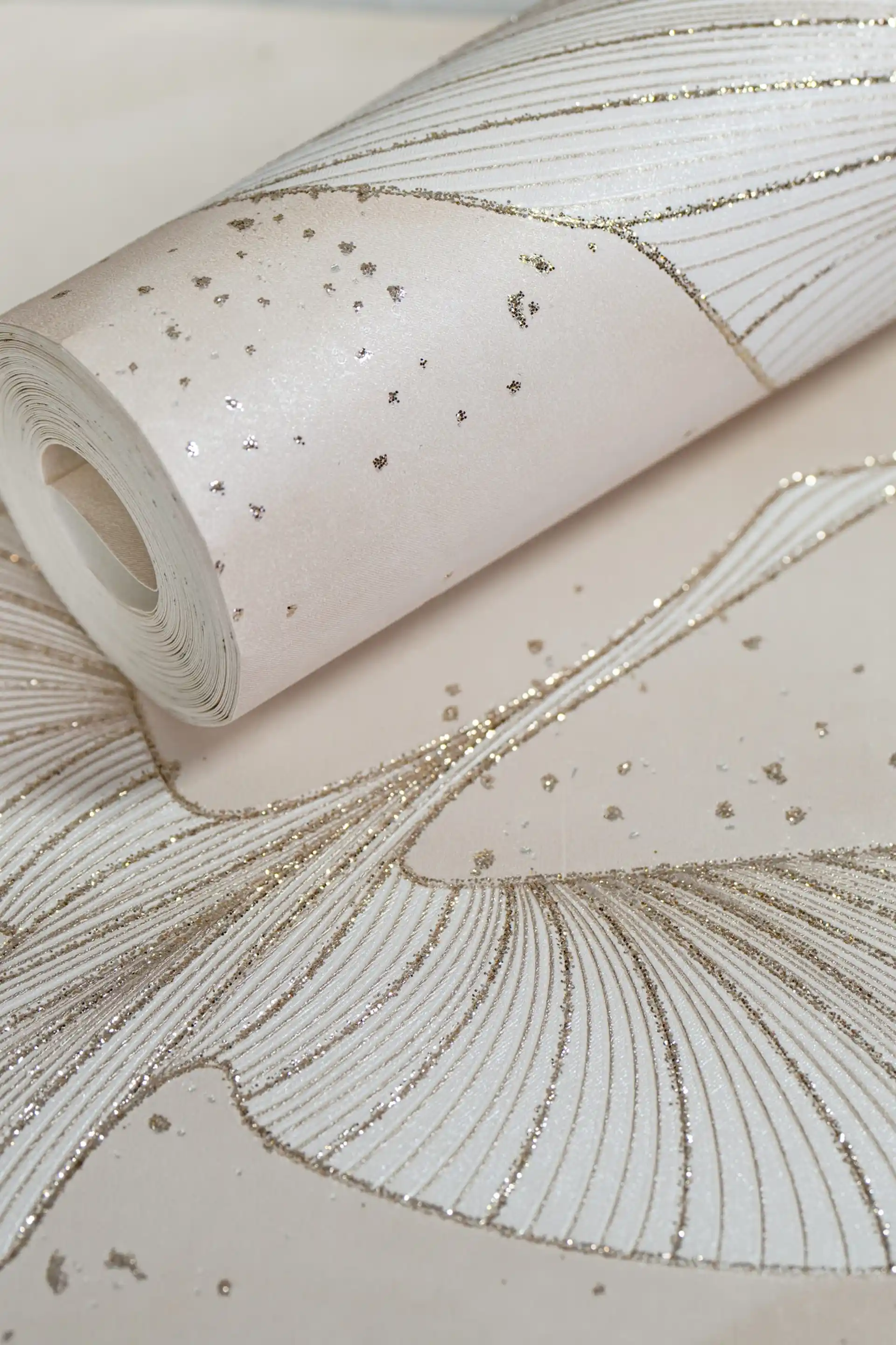 Elegant Flying Birds Wallpaper on Cream with Glitter