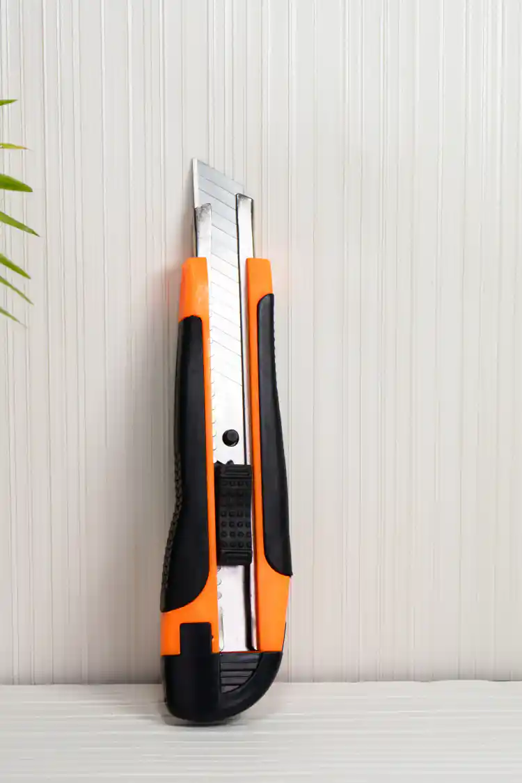 Orange and black retractable utility knife with snap-off blade for wallpaper cutting